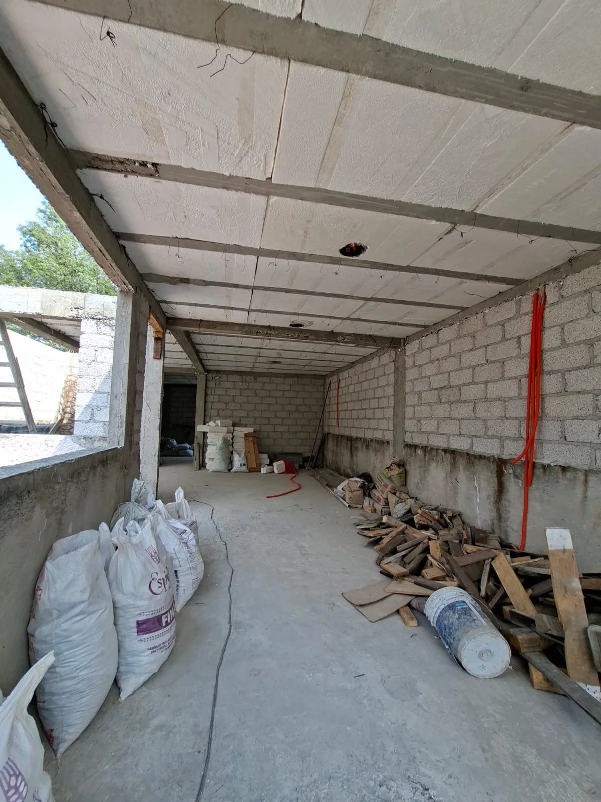 Espacio residencial durante la obra, con estructura, instalaciones y muros en proceso