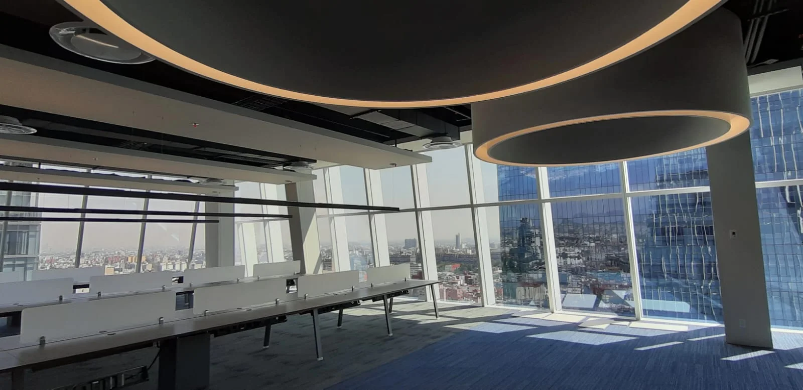 Sala de reuniones con ventanales y plafones circulares